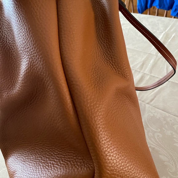 BRAND NEW w tags Dooney & Bourke pebbled leather Flynn shoulder bag in Caramel - Picture 9 of 9